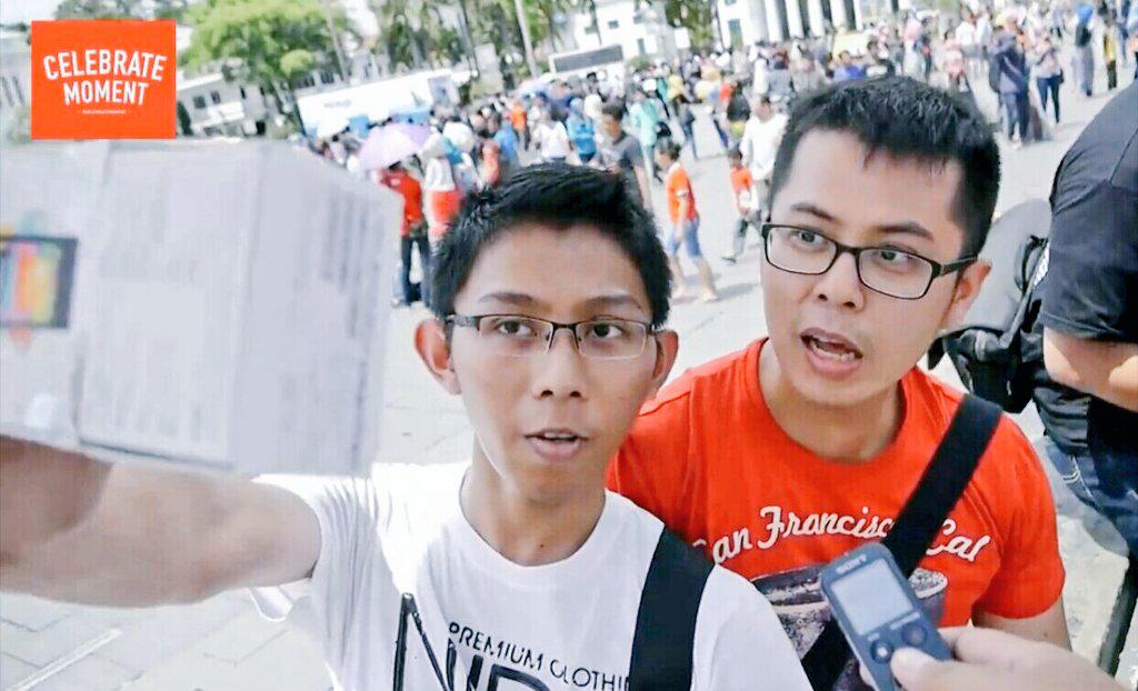 SobatHAPE's tweet photo. bahahaa dicapture 😂 RT @royharyadi_: Selfie Box dr abad 22 yg di keluarin dr tas ajaib om #SHEvent :v http://t.co/wW5YdrMMuj