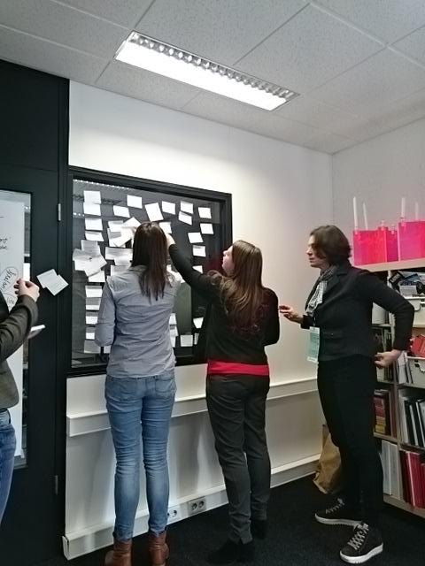 Team eekhoorn aan de krokodillen tafel is lekker aan het brainstormen #connectingthedots