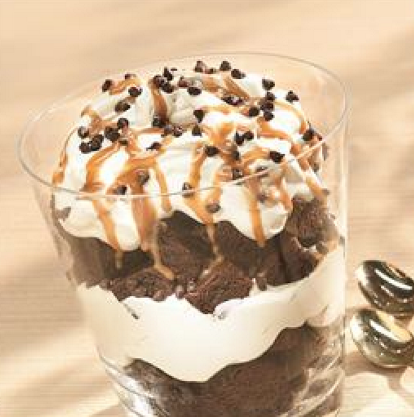 BestFoodgasm's tweet photo. Brownie Caramel Fluff Dessert http://t.co/i50vwCc0Jd