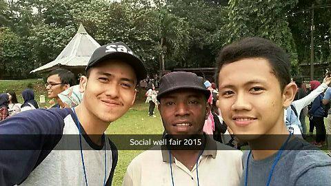 Dhony dan Reza selfie dengan salah satu delegasi dari Univ, chendrawasi <a href="/SocialWellFair/">Social WellFair</a> kereenn
