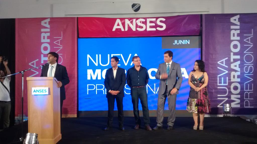 OscarRomero2019's tweet image. Junto a @diegobossio entregando nuevas jubilaciones. @ansesgob #includion