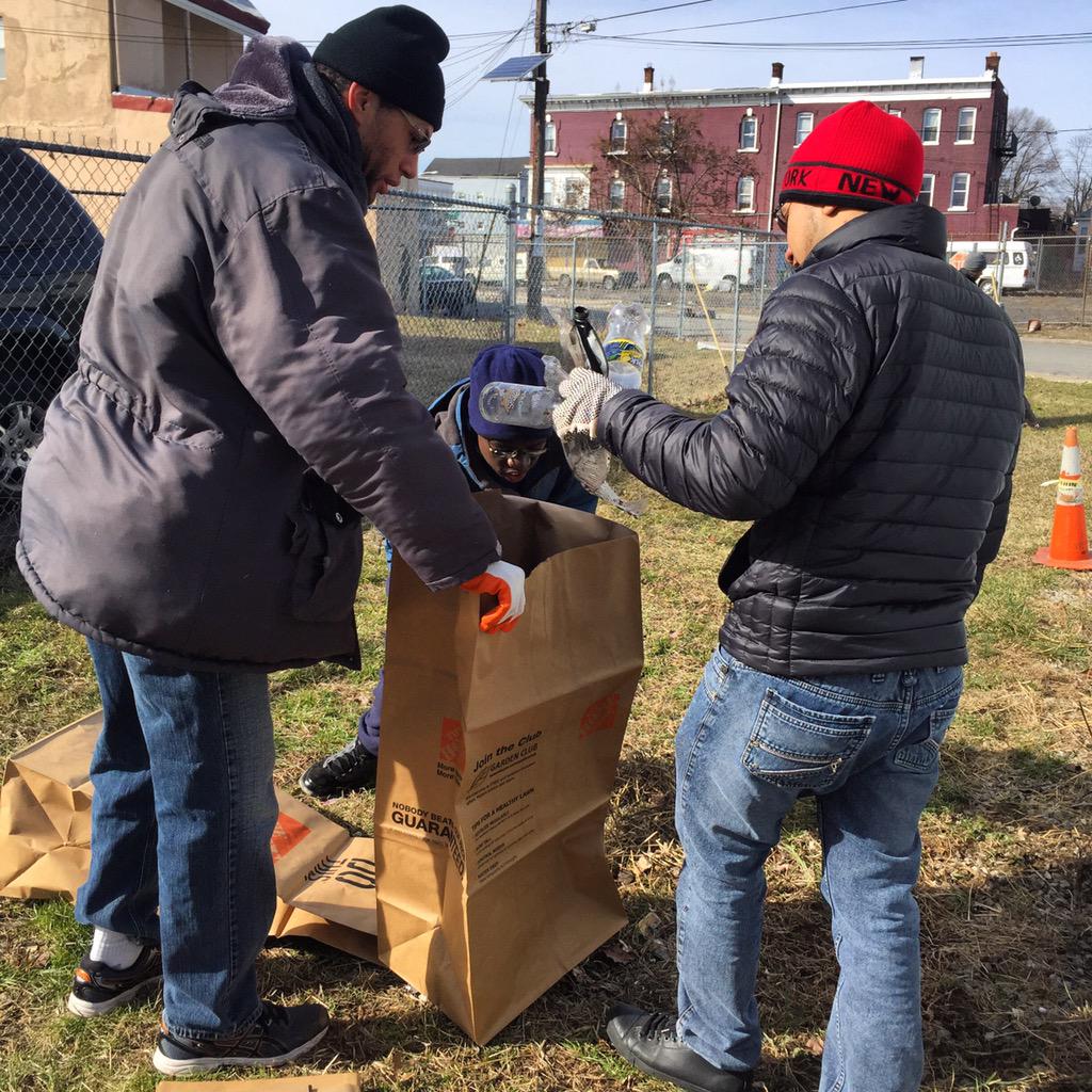 mengxin1122's tweet photo. #NJIT highlanders giving back to the Newark community 👍 #NJITpride #NJITASB2015 http://t.co/iLxgMgpQSh