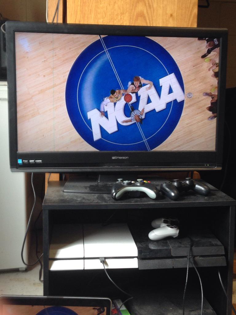 Robert_317's tweet photo. and here we go...🏀 http://t.co/Xw6xkBH0Vx