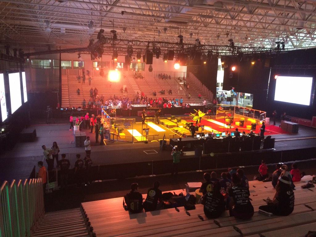 BornBrokenMike's tweet photo. @Frc4955 day 1 robotics comp with kids @GirlAmiXoX http://t.co/zwQZbjwlRd