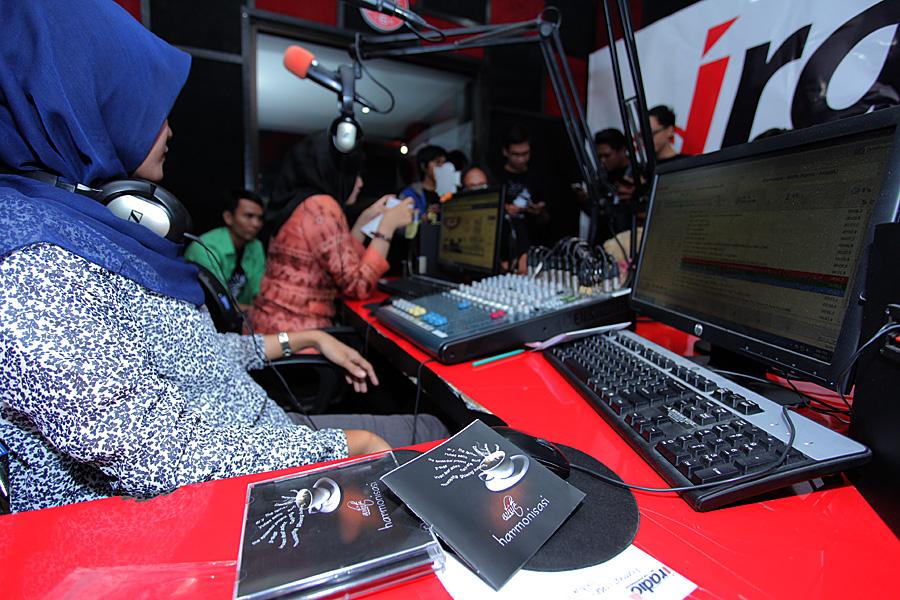 WhiteAliansi's tweet image. Serunya launching kedua "Harmonisasi" bersama @iradioBJM 
#IndonesiaKerenBanget