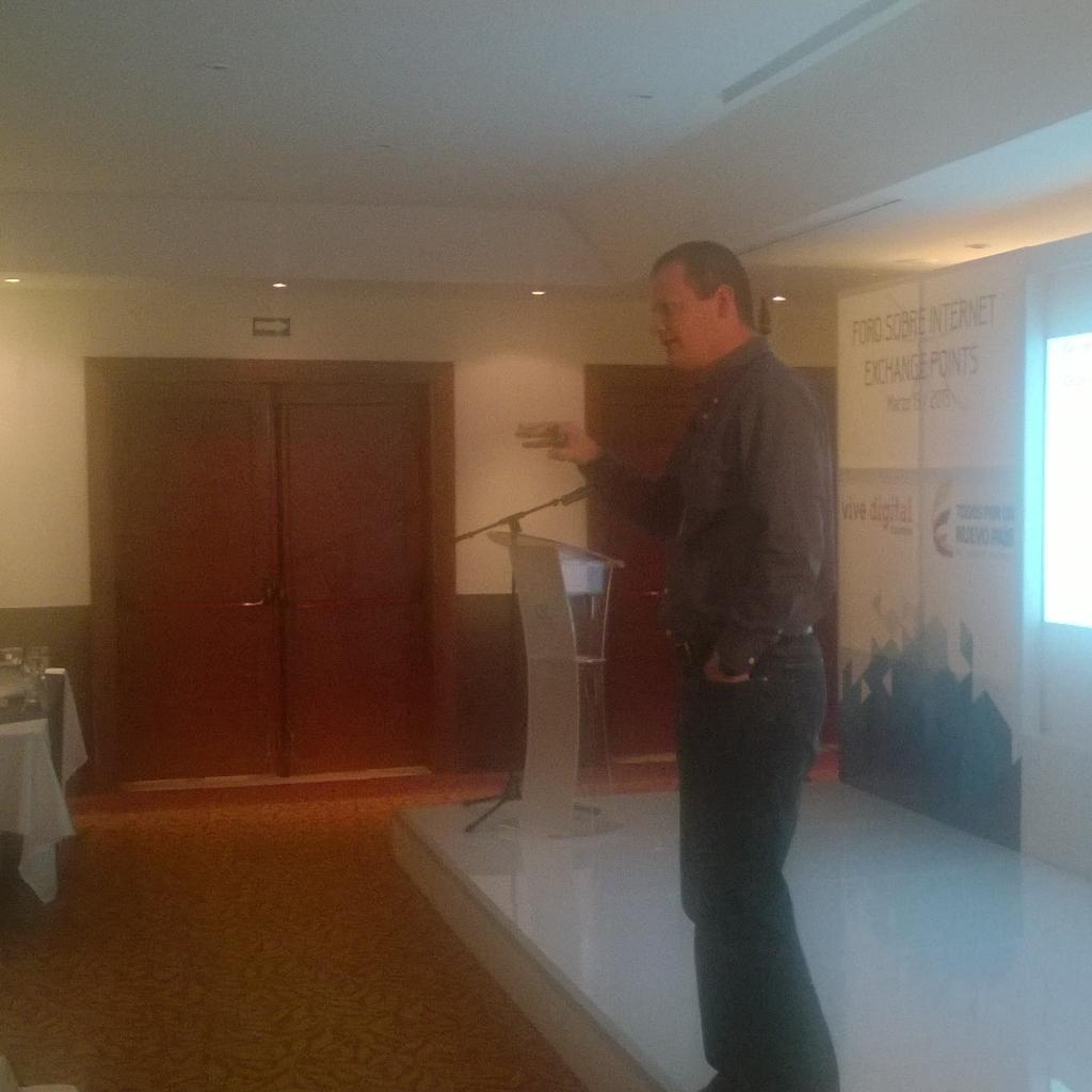 CRCCol's tweet image. Alejandro Guzmán, de Google Inc, presenta eficiencia en intercambio de datos. #ForoIXP