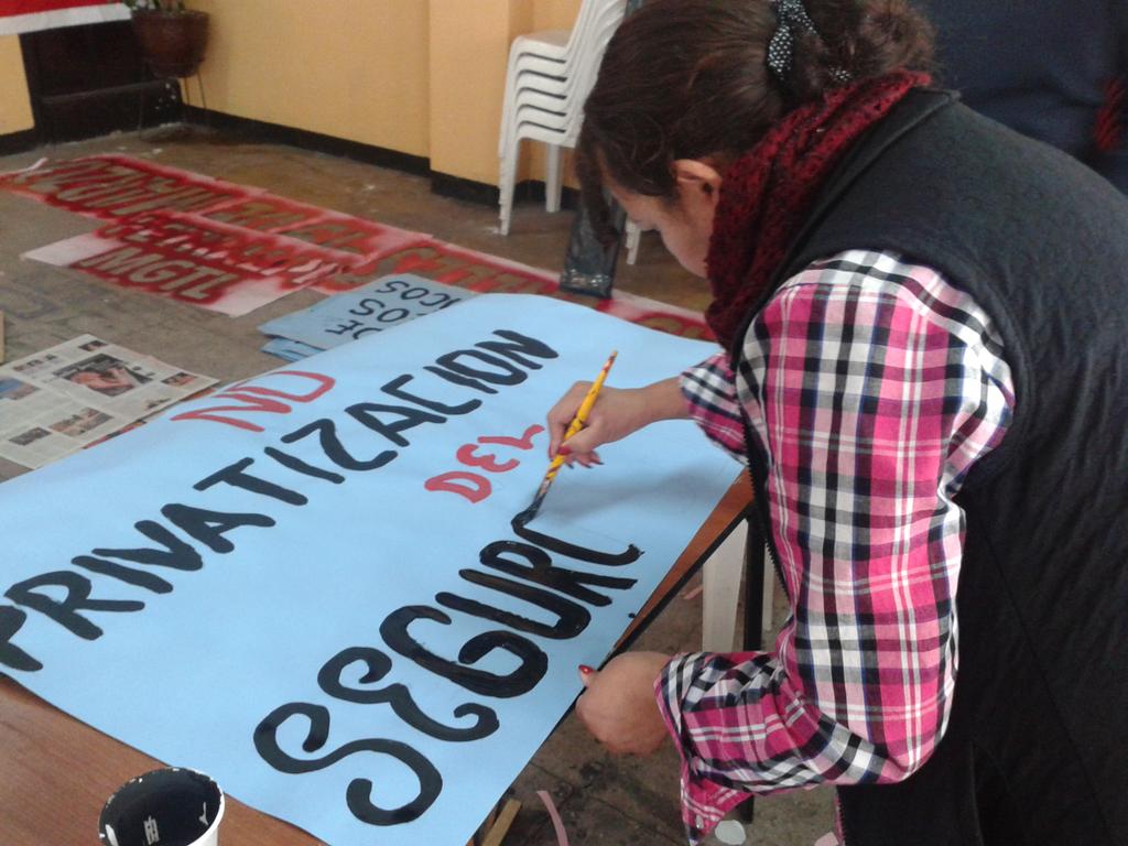 lahoraecuador's tweet photo. RT @constante_r: En la #Fetralpi preparan unos 200 carteles referentes a la marcha obrera http://t.co/Pof4plgabK