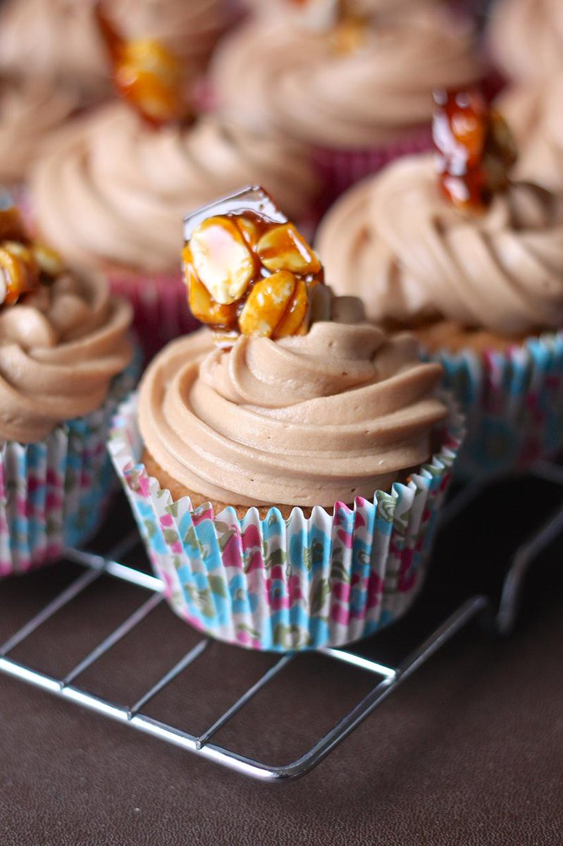 pippabakes's tweet photo. Hopefully this makes up for it. Peanut butter cupcakes. Yum http://t.co/KoH8zbr31g http://t.co/4IowyUT6yL