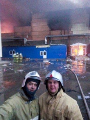 MediaJacker's tweet image. Firefighters take a SELFIE in front of a fire that killed 17 people! Despicable. mediajacker.com/firefighters-t…