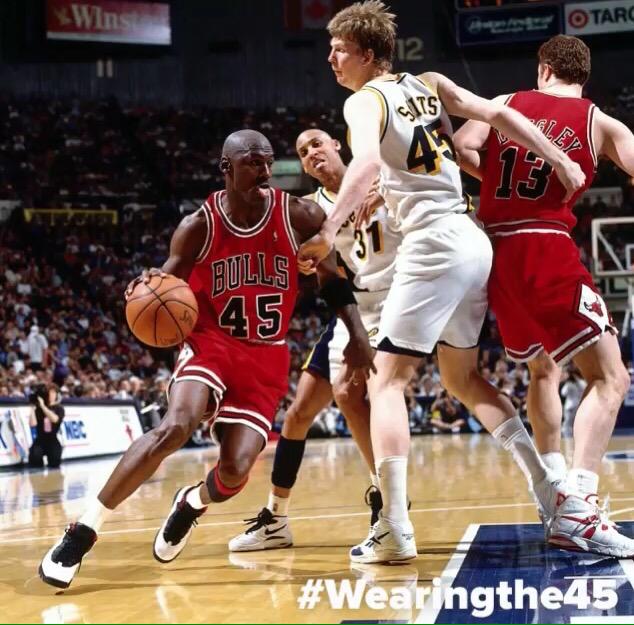 Jorge_Lazaro7's tweet photo. Hace 20 años MJ volvió a la NBA con el número 45 #MJBack http://t.co/dzi1S8Jyvy