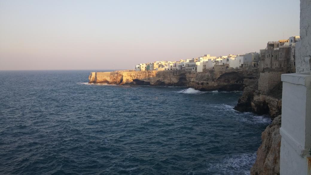 anto_chiala's tweet photo. La #Puglia si prepara a festeggiare San Giuseppe con i suoi falò! Eccoci a Polignano. #wecycleinpuglia #tasteandgo http://t.co/zyCiv1qp7z