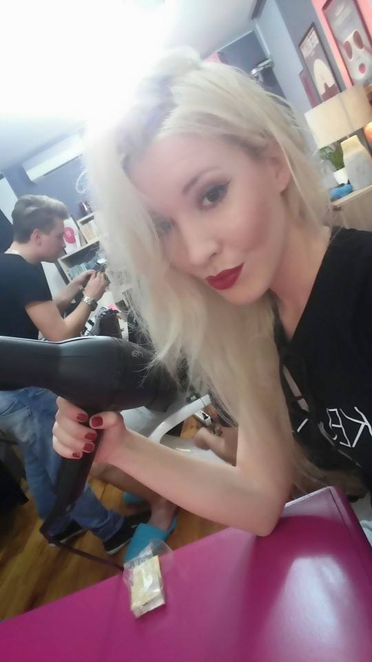 BarPlanetVITA's tweet photo. Pri nas je frizer od Keune, cakam na fen frizurco. Danes bomo stregli z lepimi frizurami :):)) #BarPlanet http://t.co/y3UXNbSwRC