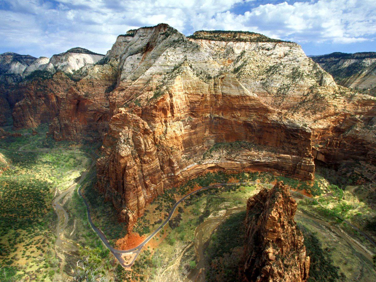 UUtah's tweet image. Check out the view atop #AngelsLanding from #UofU Outdoor Adventures Program. @ZionNPS #SpringBreak15