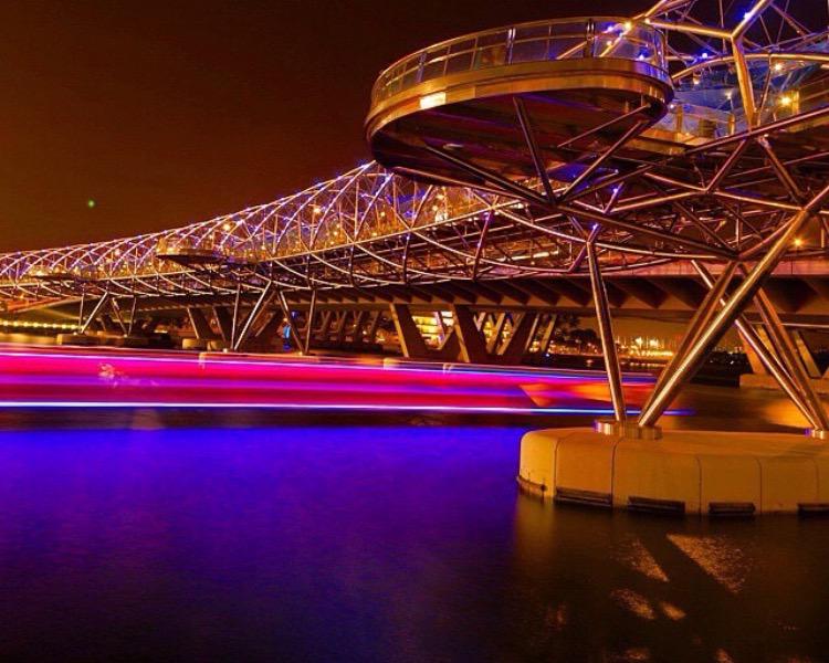 MomentoIng's tweet photo. L' Helix Bridge di #Singapore è un ponte a doppia elica inaugurato nel 2010 che ha la forma del DNA: è lungo 280 m http://t.co/yZ70CU4K84