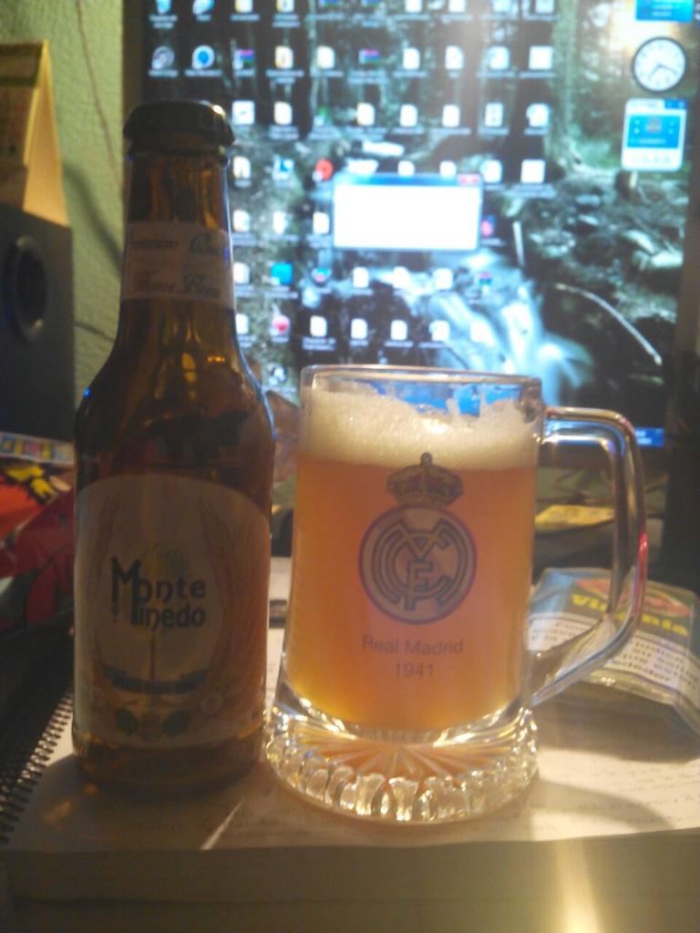 Luismi__'s tweet photo. Los apuntes se vuelven menos apuntes con una #MontePinedo! Increíble cerveza @MontePinedo !! Gracias! http://t.co/dDVvHcqXNk
