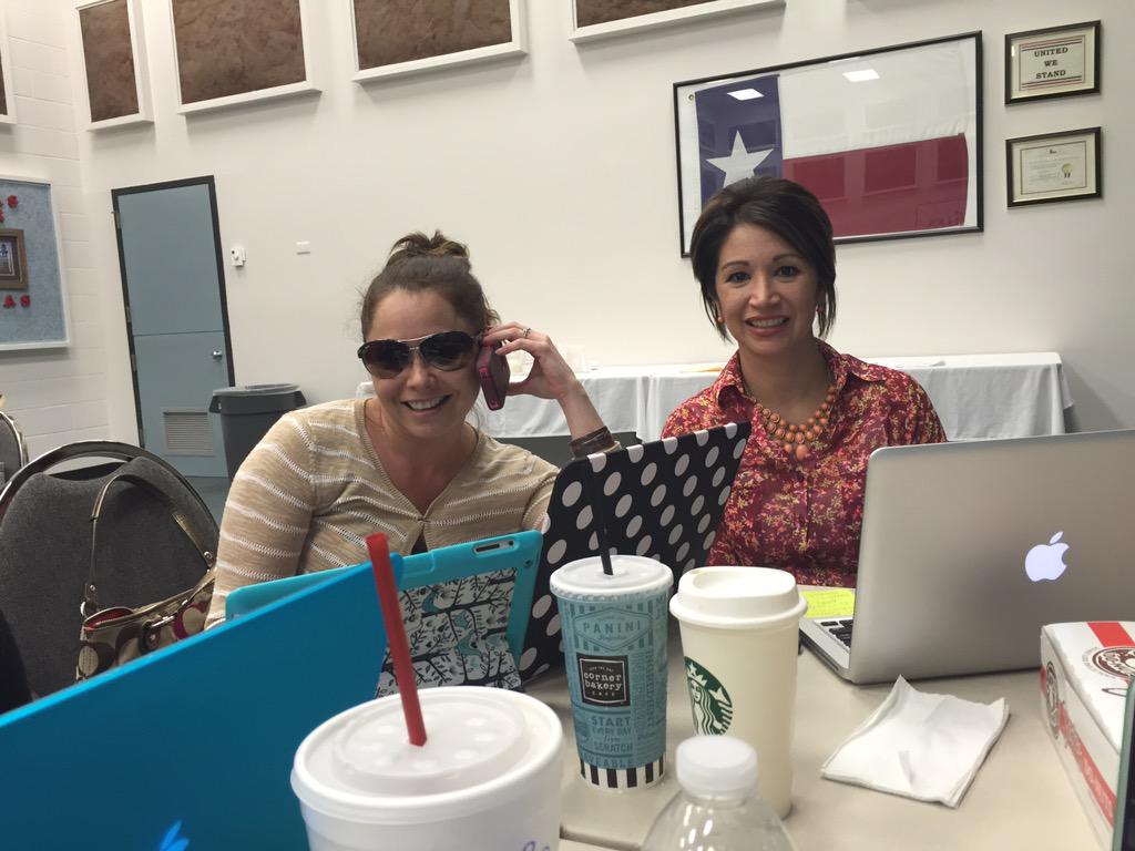 cristinaLG89's tweet photo. Learning all about the Twitter world with these beauties #mcallearn #MISDTC http://t.co/dhytFYmx6D