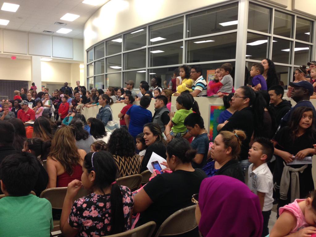 TT4Learning's tweet photo. Full house at Forman for our Open House featuring the voices of our 1st and 2nd graders! #FormanFalcons http://t.co/Mev7jYymo6