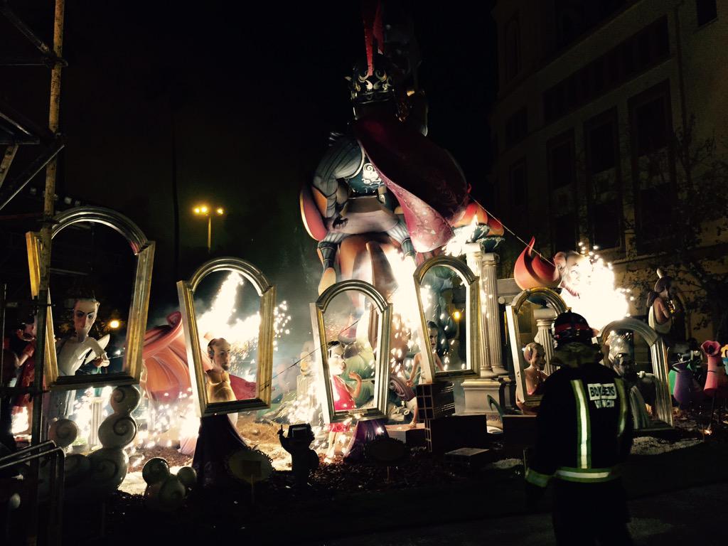 fallaexposicion's tweet photo. ¡Feliz año nuevo! Y que venga repleto de cosas buenas #SomdExposicio #Cremà14 #Falles15 http://t.co/0TsKWdvWnm