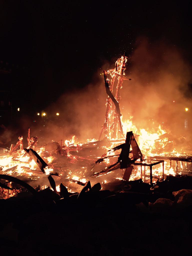 fallaexposicion's tweet photo. ¡Feliz año nuevo! Y que venga repleto de cosas buenas #SomdExposicio #Cremà14 #Falles15 http://t.co/0TsKWdvWnm