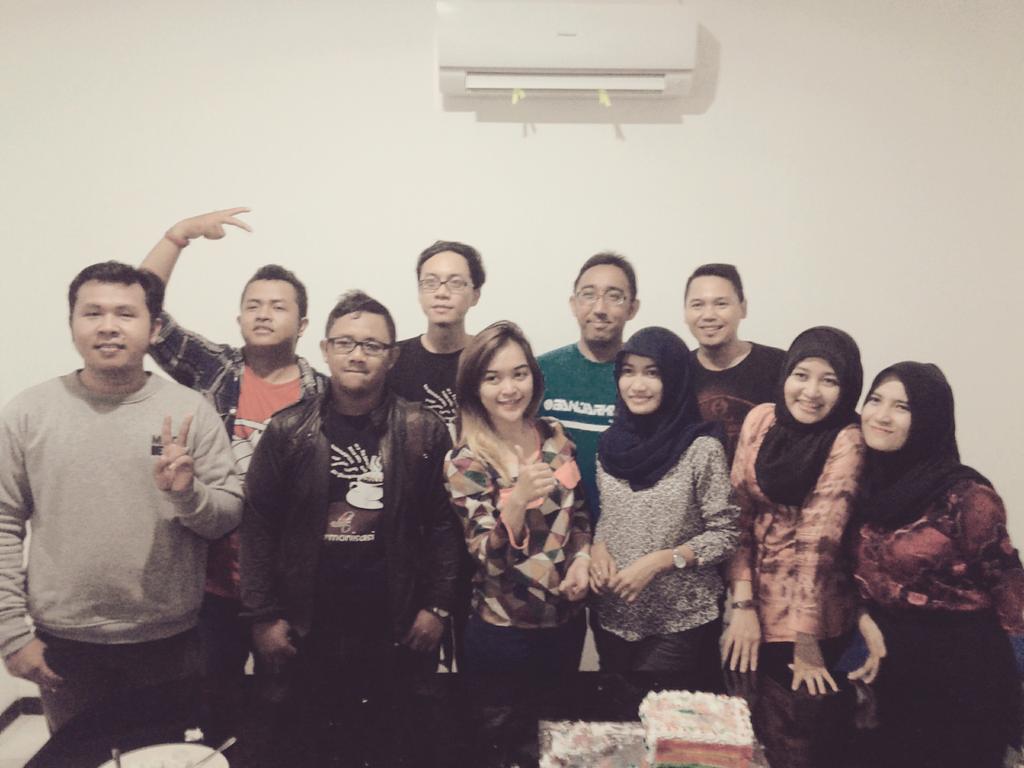 TheRespect's tweet image. Tadi malam zepret bareng penyiar @iradioBJM yeeaaaayy.
.  #IndonesiaKerenBanget #LatePost