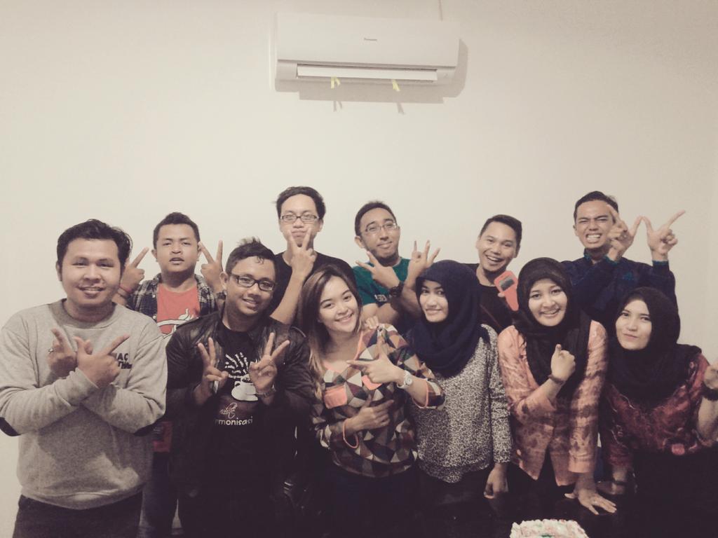 TheRespect's tweet image. Tadi malam zepret bareng penyiar @iradioBJM yeeaaaayy.
.  #IndonesiaKerenBanget #LatePost