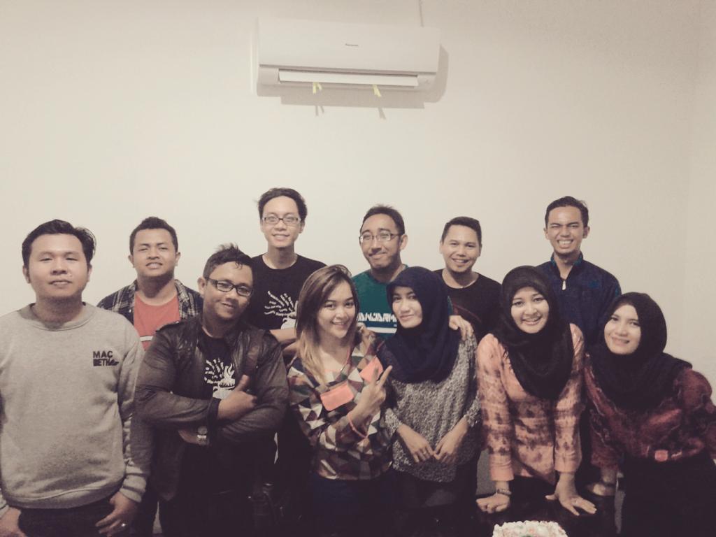 TheRespect's tweet image. Tadi malam zepret bareng penyiar @iradioBJM yeeaaaayy.
.  #IndonesiaKerenBanget #LatePost