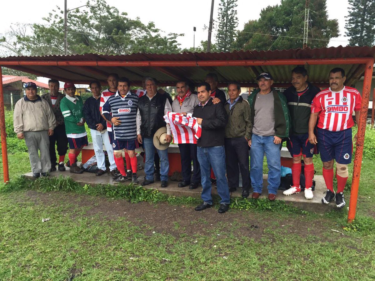 GLPANVer's tweet photo. @RomanJimenezR realizó entrega de uniformes al Club Deportivo Chapala categoría master en Naranjos,Veracruz. http://t.co/sS8QCe3kSB