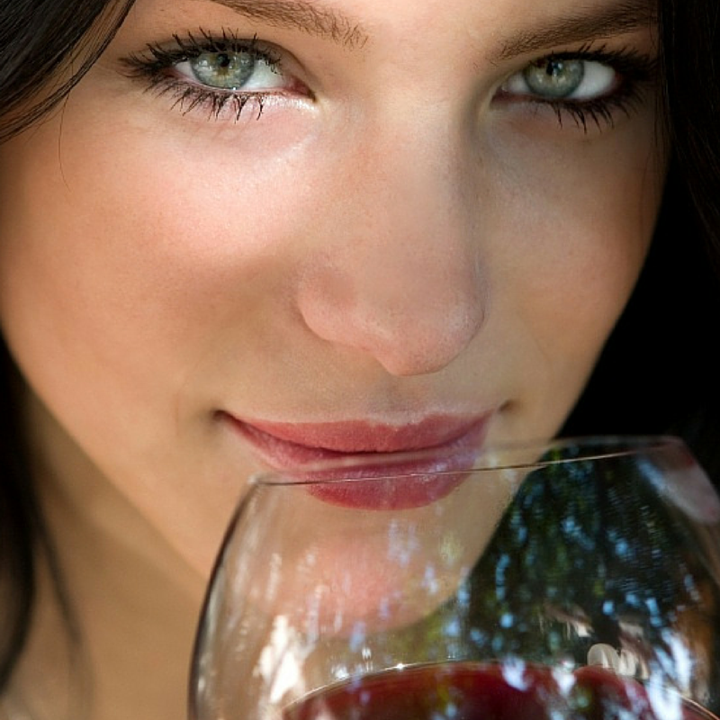d_glasgow's tweet photo. Investigación de Bristol University determinó q 1 copa de vino hace ver a una mujer +atractiva http://t.co/umUw79fZPL http://t.co/Cr5fNUwwRc