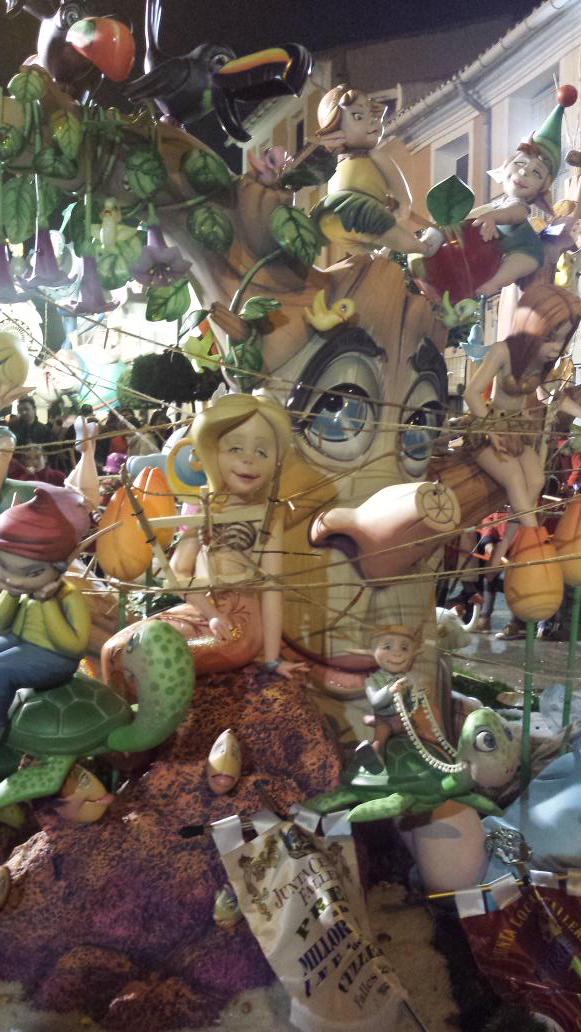 CulleraTV's tweet photo. Tot a punt per a la #cremà del monument infantil de @FallaRaval_C #Falles2015 #Cullera @JLF_Cullera #FallesDeCullera http://t.co/hgMtV42LHl