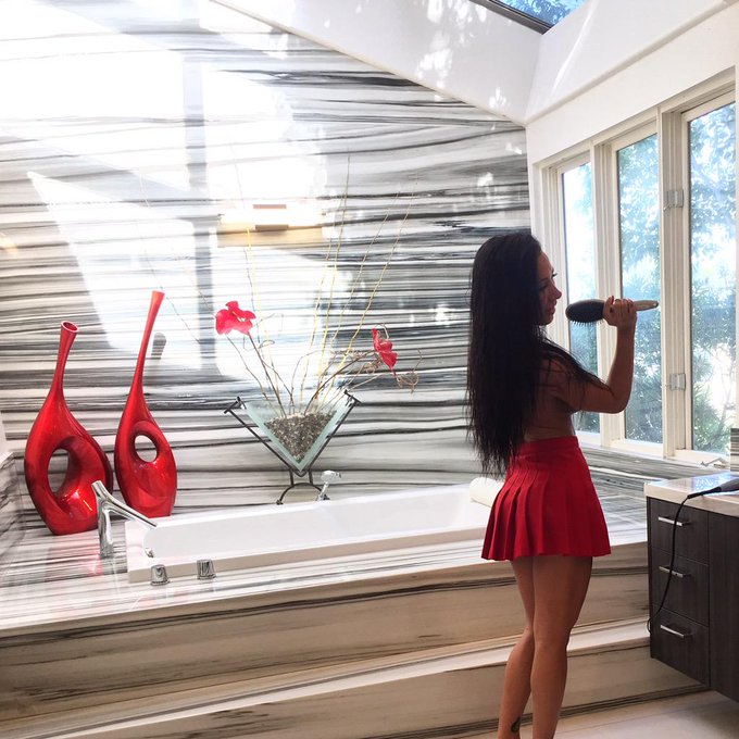 Singing into hairbrush. Album coming soon.  😂👏 http://t.co/lYw491iluc<a href="/tag/gifeditor"class="tags"><span>#gifeditor</span></a>
