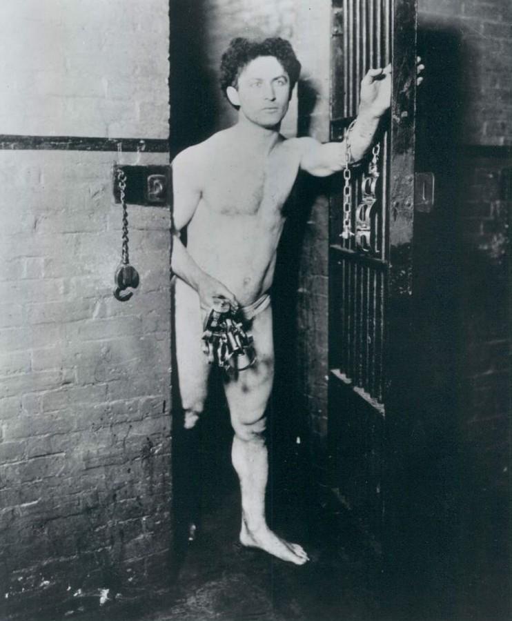 Stunning Image of Harry Houdini in 1906 