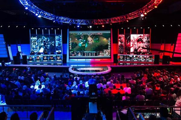 ESLspain's tweet photo. Esta tarde toca ponerse cómodo y disfrutar de la mejor #LCS ¿nos acompañas? #SomosLCS http://t.co/DJDEKYb5G9 http://t.co/q2WGLgb31b