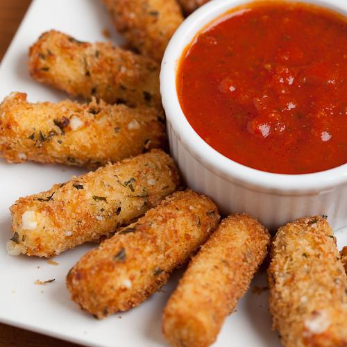 YummyImages's tweet photo. Mozzarella Sticks http://t.co/RPNYCkjmzU