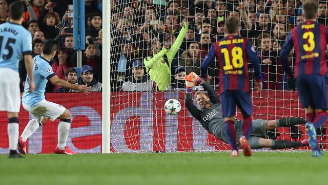 The fans' view of Ter Stegen's penalty stop ow.ly/KwY92