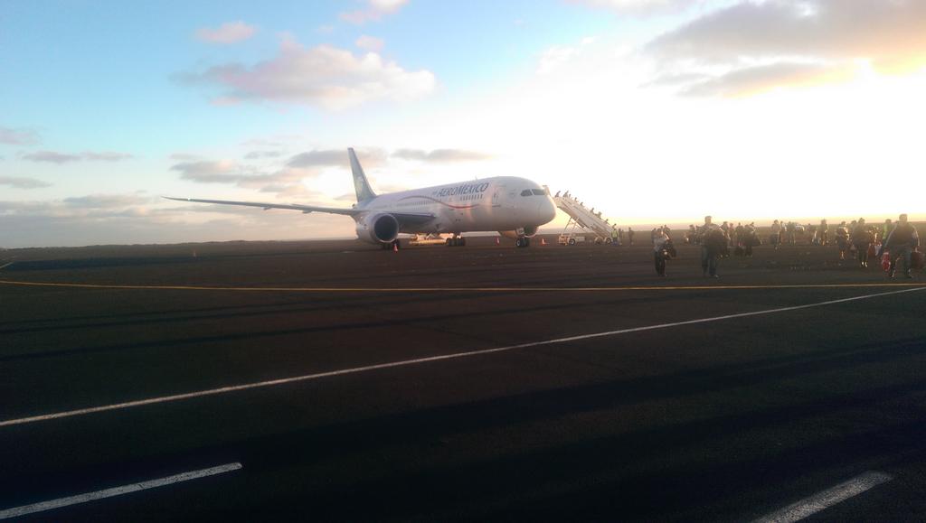 charlylopezlop's tweet photo. @pouch15 @AeroMexico_com @SanMoi / pues aquí estamos con avión descompuesto falla electrica después de 4 hrs de vuelo http://t.co/Fhi8HKg9ZK