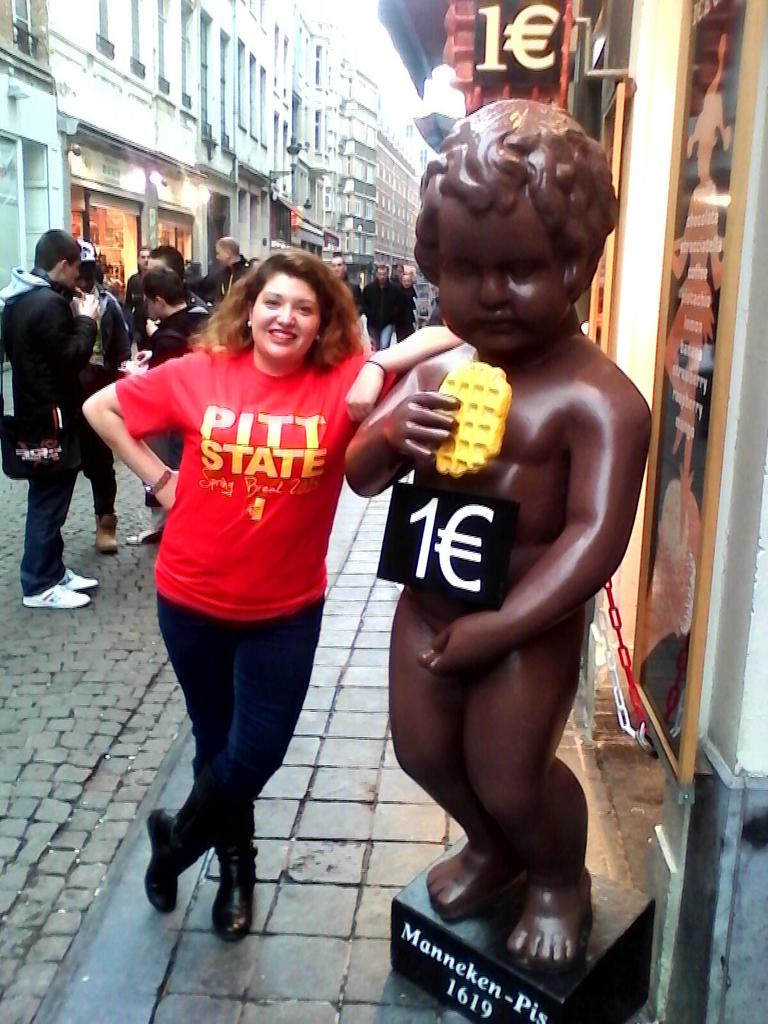lynzeef3's tweet photo. @pittstate  Visiting the famous Manneken Pis fountain &amp; enjoying a real Belgium waffle! #BeAGorilla http://t.co/f0BimunCKz