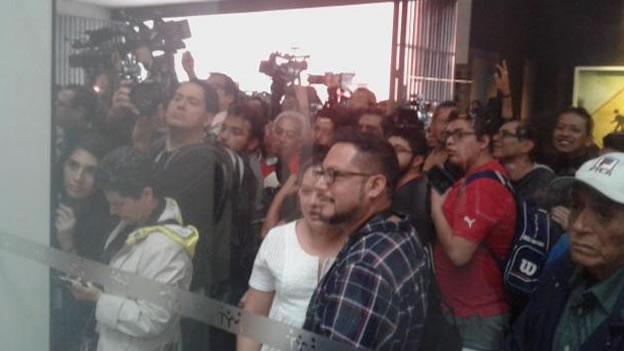 ExpPolitica's tweet photo. Carmen Aristegui cancela mensaje sobre su despido de MVS
http://t.co/30hm1umXKV http://t.co/FYivs5BjfP