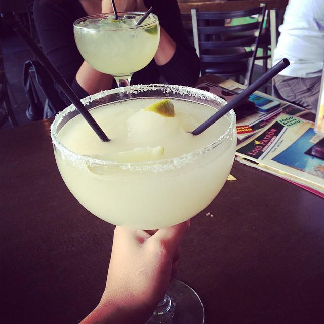 LocoPatronScott's tweet photo. It's perfect weather for a giant #margarita! Favorite if you agree! #EatDrinkandBeLoco #Scottsdale #Patio http://t.co/H7rmBgEbzA