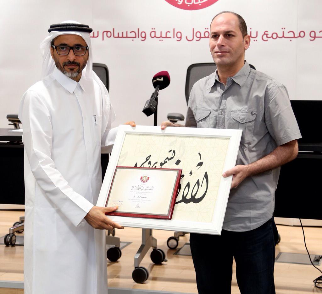rodytaha2012's tweet photo. الصحفي المتألق عبدالله خاطر يتسلم تكريما لجريدة الراية وويتسلم التكريم من سيادة وزير الشباب والرياضة http://t.co/NrWzXBvlKY