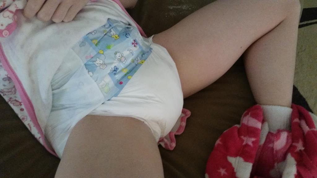 CrinkleFoxie's tweet image. So @SinopaFoxkitty thought hed be clever an change my nice warm padding. So I flooded the new one! #fightingthesystem