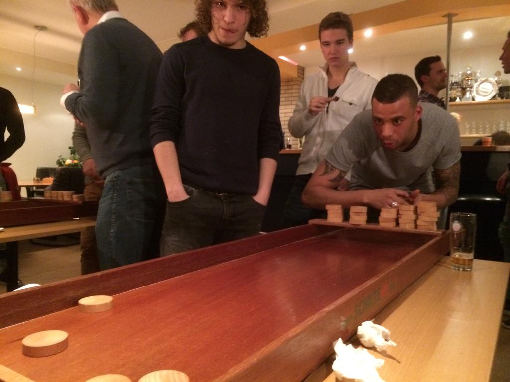 ODIN59's tweet image. Opperste concentratie bij Jeffrey Tol achter de #sjoelbak #Clubavond.