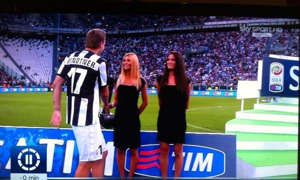 feoleluca's tweet photo. Bomber dopo quella doppietta, te lo meritavi proprio un gol a San Siro!#bendtner #bendtnereffect #InterWolfsburg #UEL http://t.co/XIaG4iio9U