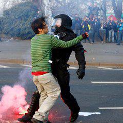 haritaci70's tweet photo. #DictatorMerkel in #Polizei si masum direnişçi kırmızı donlu çocuğa kafa atıyor #occupyfrankfurt #OccupyHamburg http://t.co/1eDKNTT5IO