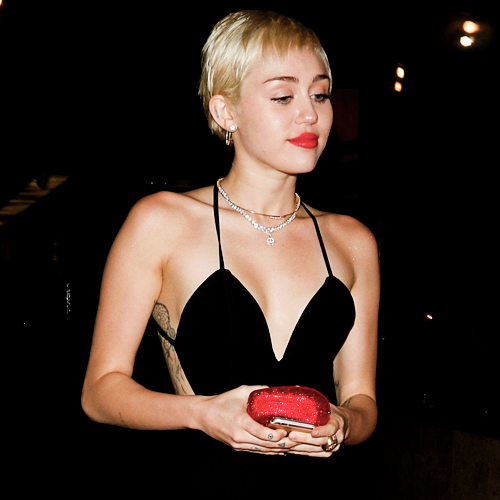 Smilerr23's tweet photo. Miley el lunes 16 de Marzo, saliendo del club The Laugh Factory. http://t.co/1901WEp9fx