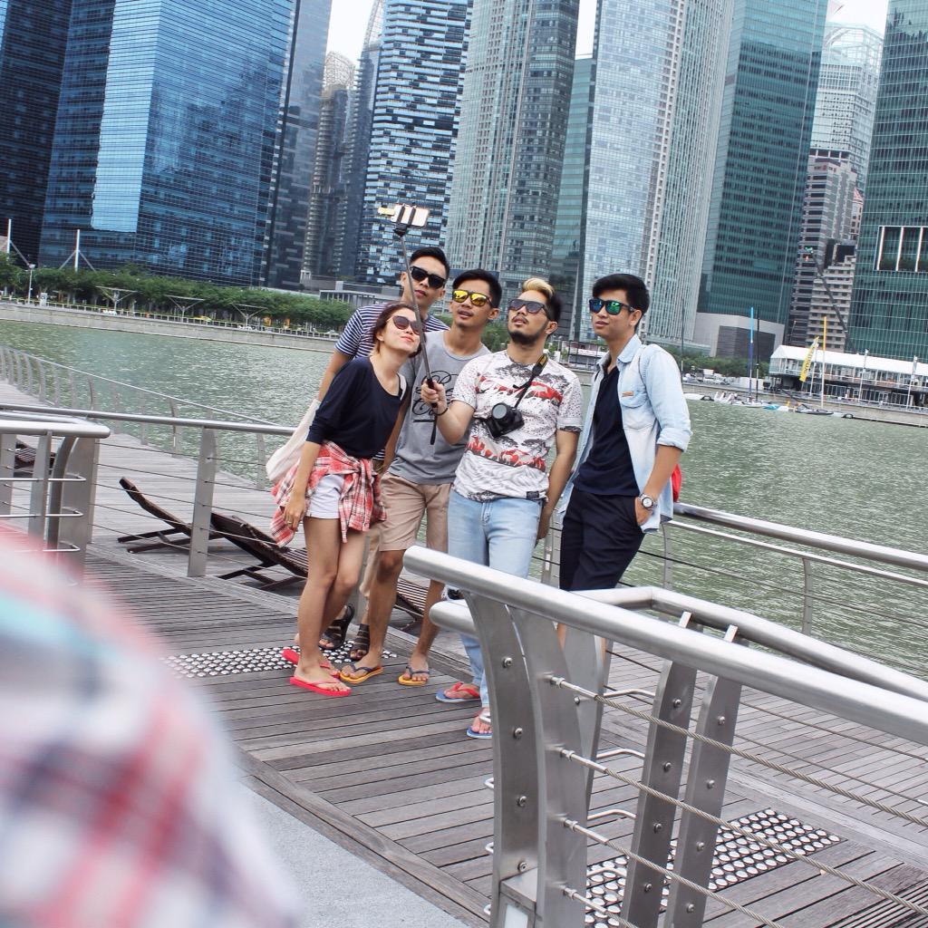riyowJrmas's tweet photo. WEFIE di MarinaWaterFrontPromenade sambil lihat cityview w/teman2? MauLagi! #SGtwitpic #LetsGetSpoilt @CosmoIndonesia http://t.co/MbB5mCUcs7