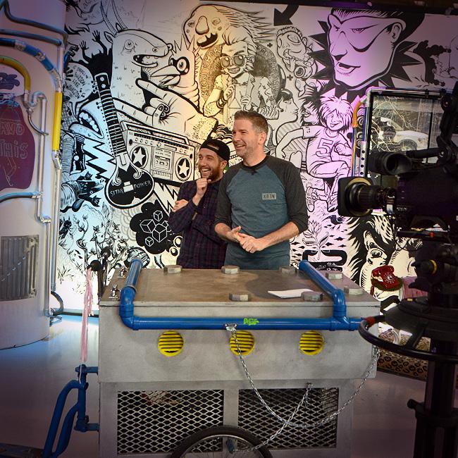 BuzzMP's tweet photo. On est content sur le plateau de #BuzzMP... avec @RejLaplanche et @PellepX3 http://t.co/dnDSOixWfb