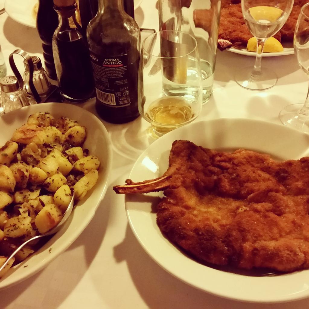 Robbb85's tweet photo. Ok, mi sa che il dolce non lo prendo. #Milano #startupdinner #CenaMilanese #startup http://t.co/8a40jPWKNj