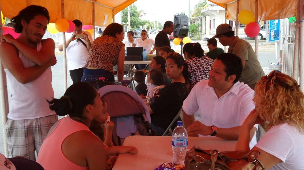 AlexLunaLopez's tweet photo. Hoy estuvimos en la region 102, atendiendo a la gente con amor, recordando que siempre es tiempo de hacer lo correcto http://t.co/B0iiWdblF7