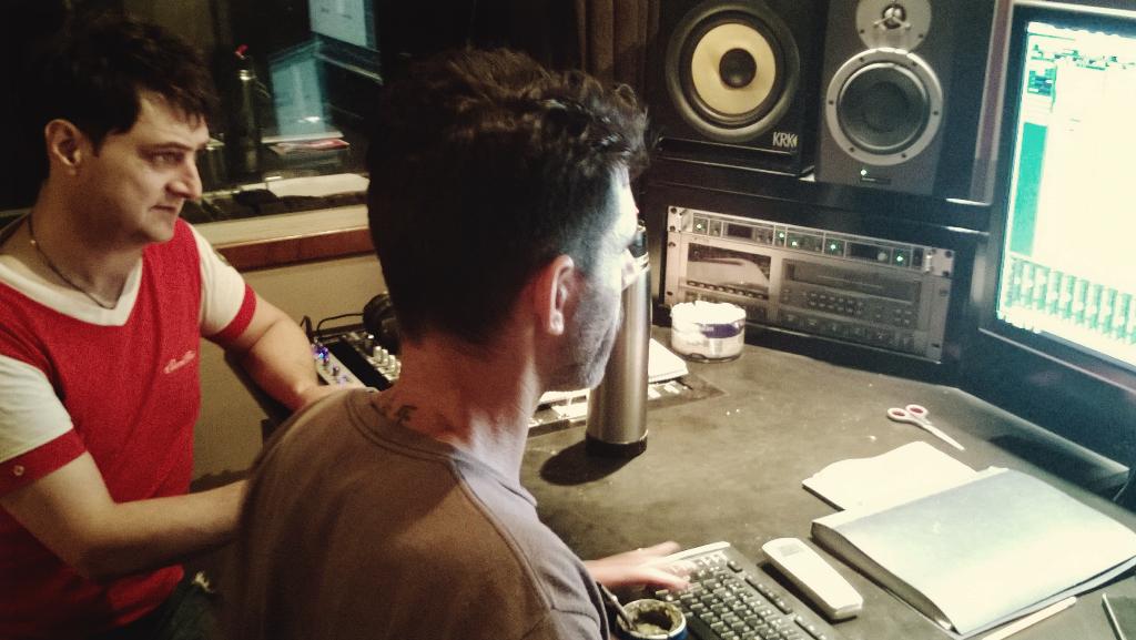 Los jefes <a href="/FabianLavelli/">Fabian Fava Lavelli</a> y Tincho laburando para el supremo <a href="/Guille_LIB/">Gui</a> . El servidor out of focus ceba mate.