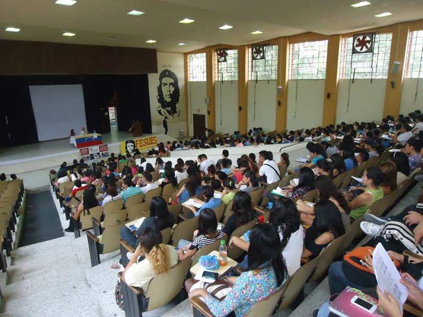 Estudiantes de Universidad Nacional de El Salvador analizaron agresión de EEUU a Venezuela goo.gl/Ybr7aF